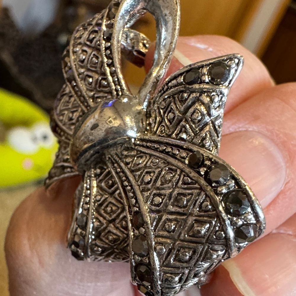 Elegant Silver Bow brooch - Picture 4 of 5